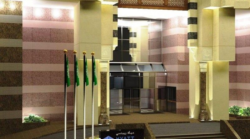 Hotel Jabal Omar Hyatt Regency Makkah La La Mecca Esterno foto The photo shows a building entrance decorated in a luxurious style. It features a prominent glass entrance with a modern design. In front of the entrance, there are several vertical flags, which appear to represent Saudi Arabia. The architecture incl