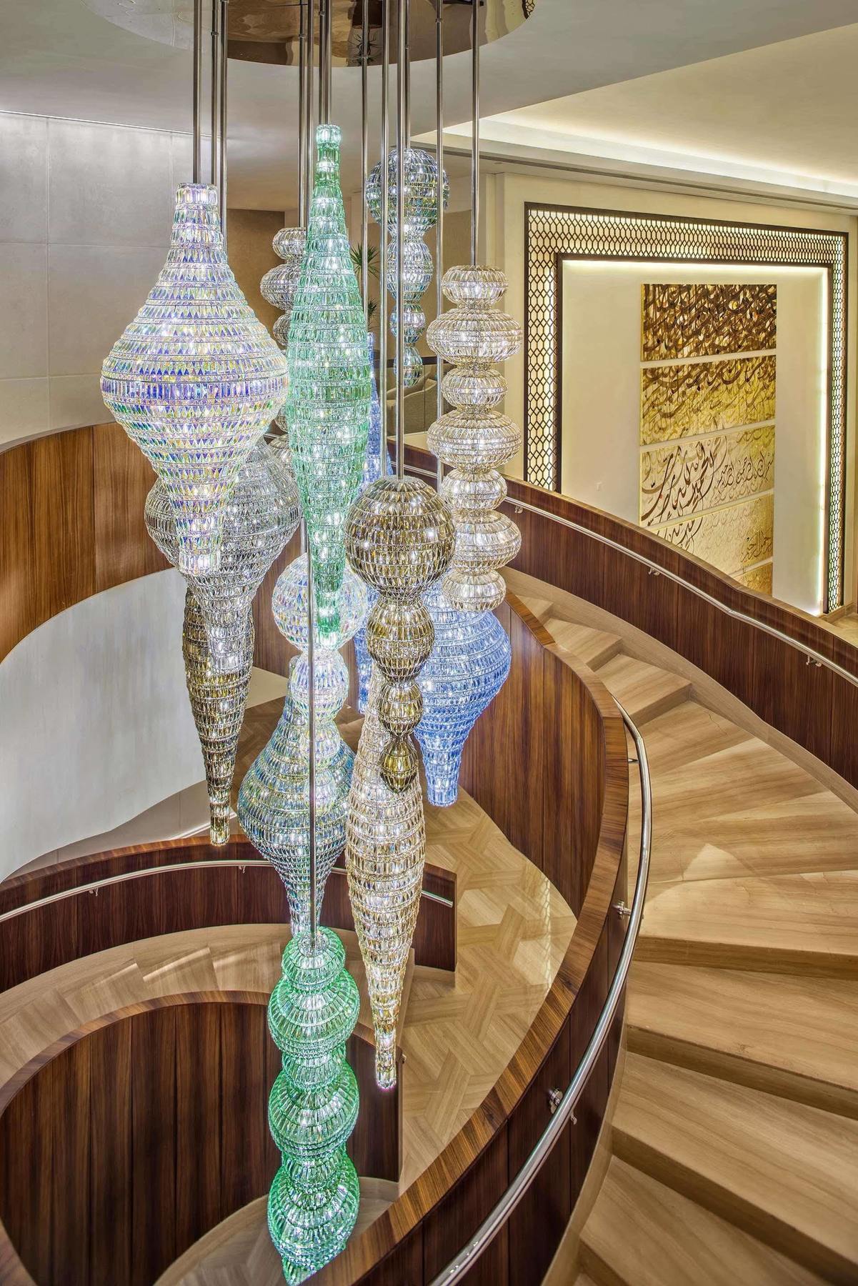 Hotel Jabal Omar Hyatt Regency Makkah La La Mecca Esterno foto The photo depicts a stylish and elegant interior, showcasing multiple hanging light fixtures, likely made from glass or crystal. These fixtures have intricate designs and vary in shape, resembling elongated forms or vases. They are suspended from the