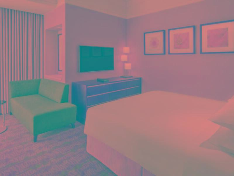 Hotel Jabal Omar Hyatt Regency Makkah La La Mecca Esterno foto The photo shows a hotel room featuring a comfortable setting. There is a large bed with white linens, positioned next to a stylish dresser. A flat-screen television is mounted on the wall opposite the bed. To one side, there is a small green sofa and